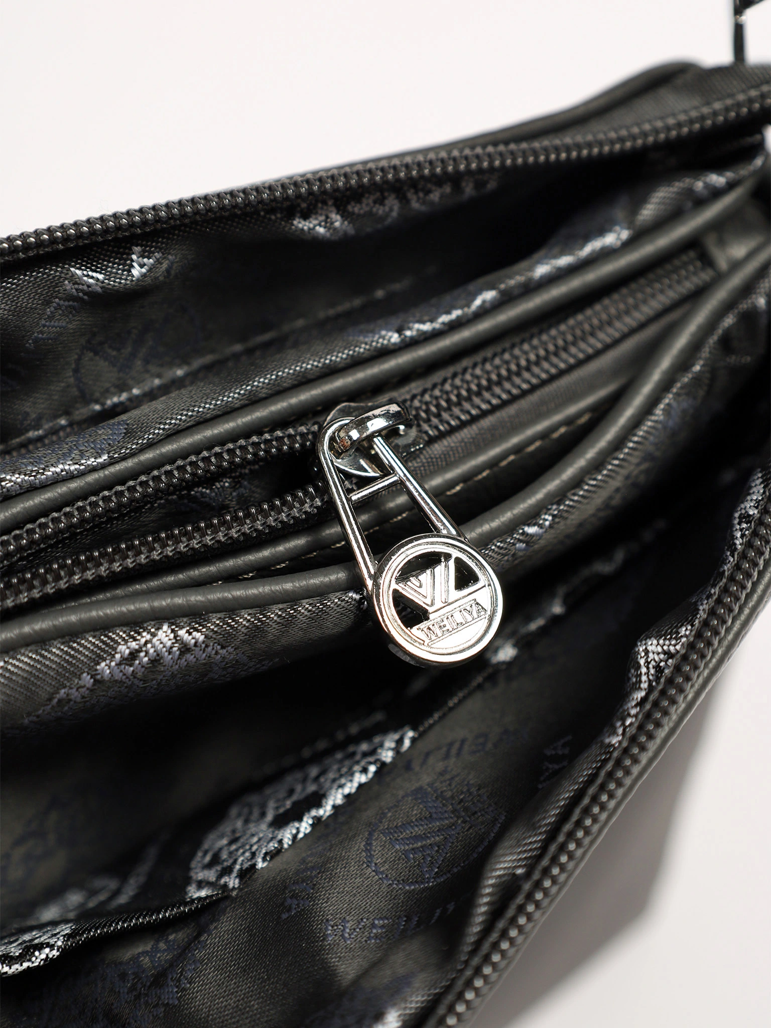 Сумка-кроссбоди с декоративным патчем в ассортименте